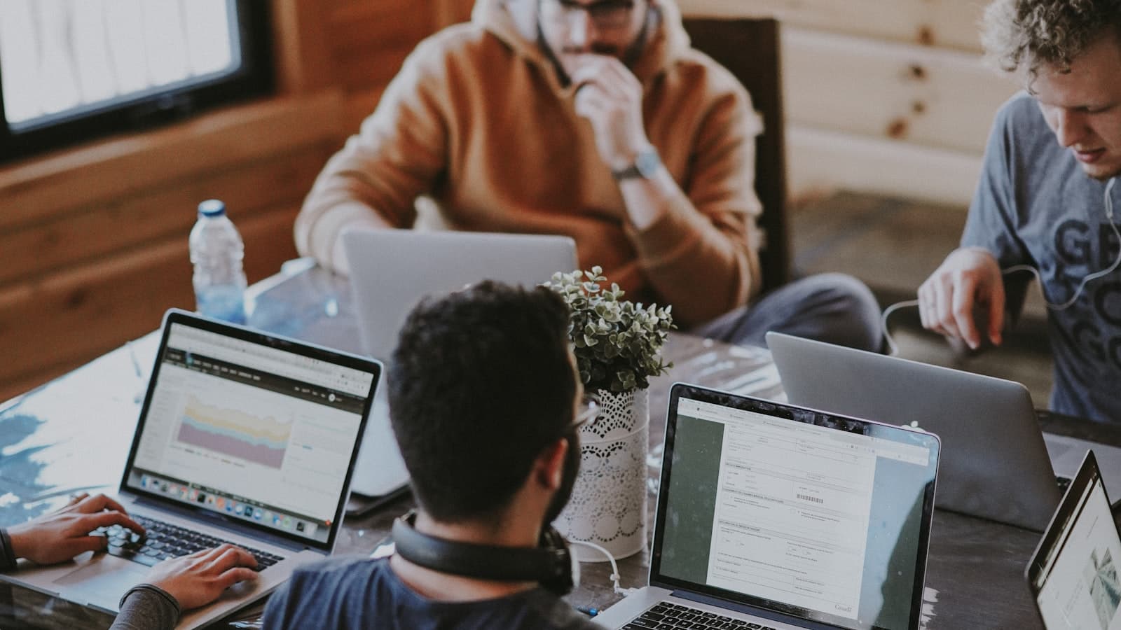 Une jeune alternante concentrado devant son ordinateur, scrutant les offres d'alternance sur un site d'emploi, illustrant la difficulté accrue de trouver un contrat en 2026 selon la ministre Sabrina Roubache